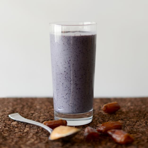 Peanut Butter &amp; Jelly Date Smoothie